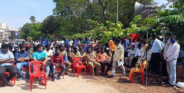 ಮಂಗಳೂರು: ಪಾಲಿಕೆ ಒಳಚರಂಡಿ ಕಾರ್ಮಿಕರ ಸಮಸ್ಯೆ ಬಗೆಹರಿಸಲು ಒತ್ತಾಯಿಸಿ ಧರಣಿ