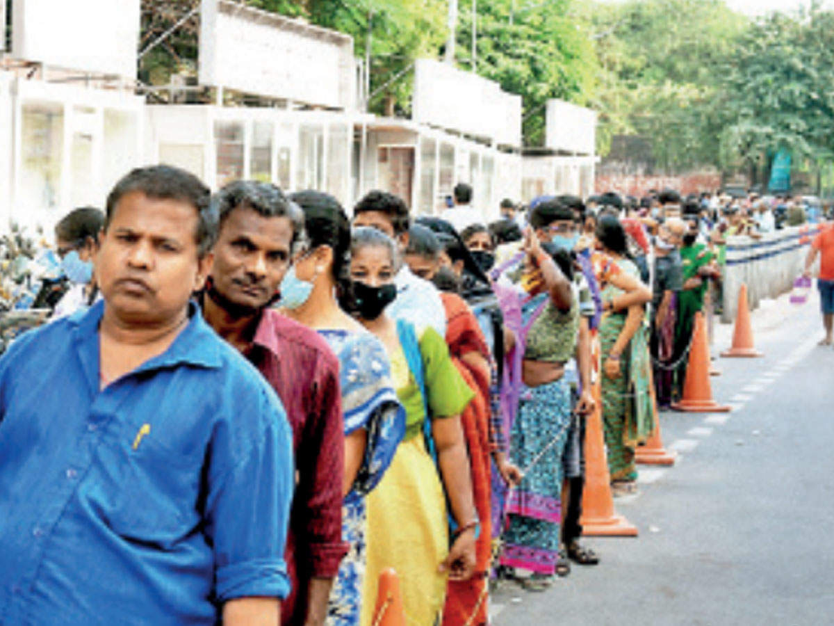 ನೆರೆ ಪರಿಹಾರ ನೆರವು ಪಡೆಯಲು ಸರದಿ ಸಾಲಲ್ಲಿ ನಿಂತಿದ್ದ ಮಹಿಳೆ ಕುಸಿದು ಬಿದ್ದು ಮೃತ್ಯು