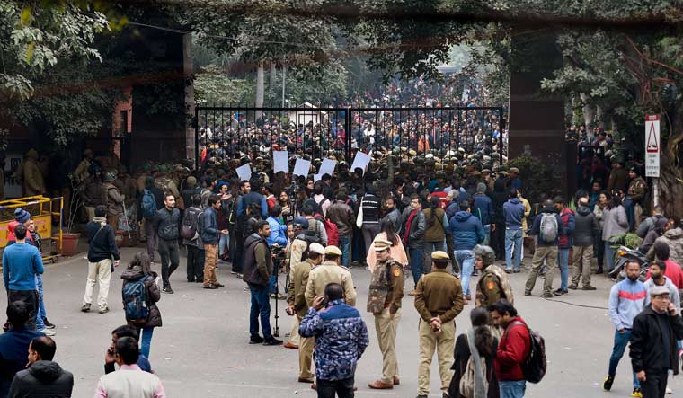 ಜೆಎನ್‍ಯು ಹಿಂಸಾಚಾರ: ತಮಗೆ ತಾವೇ ಕ್ಲೀನ್ ಚಿಟ್ ಕೊಡಿಸಿದ ದಿಲ್ಲಿ ಪೊಲೀಸರು