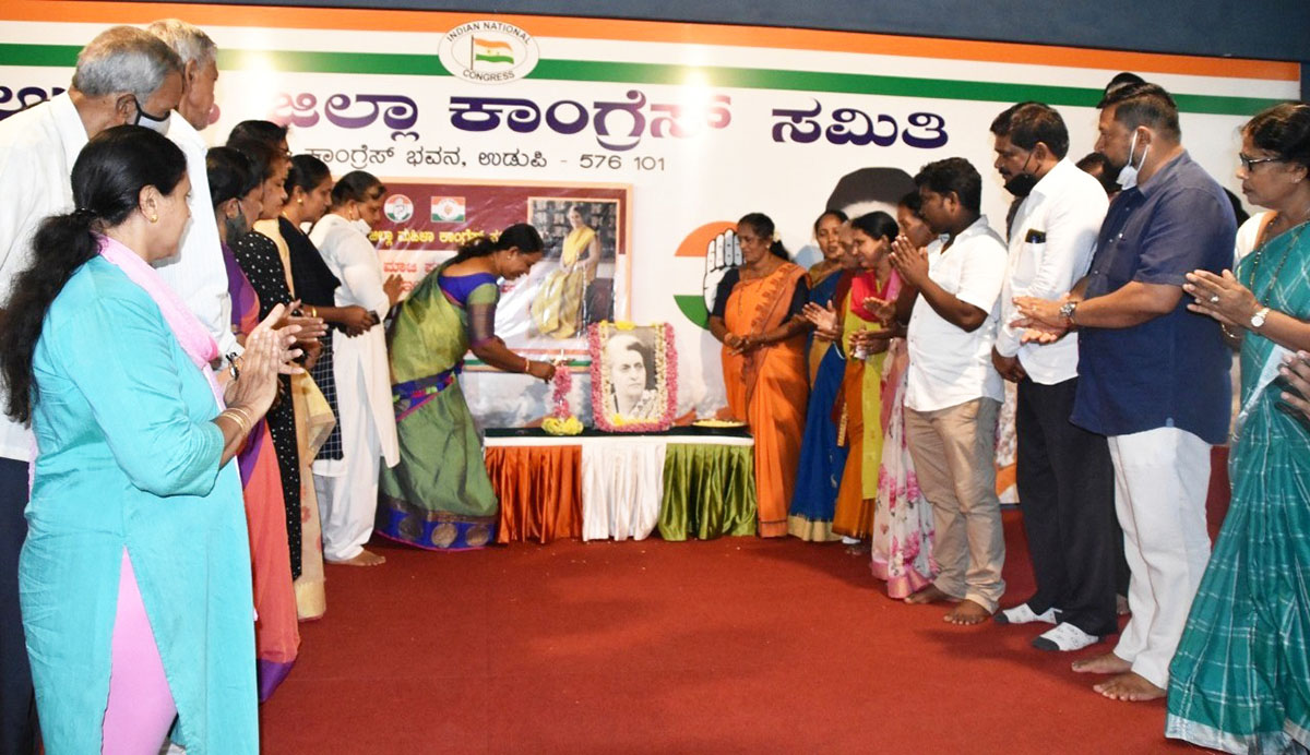 ಇಂದಿರಾಗಾಂಧಿ ಜನ್ಮದಿನಾಚರಣೆ: ವೃದ್ಧಾಶ್ರಮಕ್ಕೆ ಗ್ರೈಂಡರ್ ಕೊಡುಗೆ