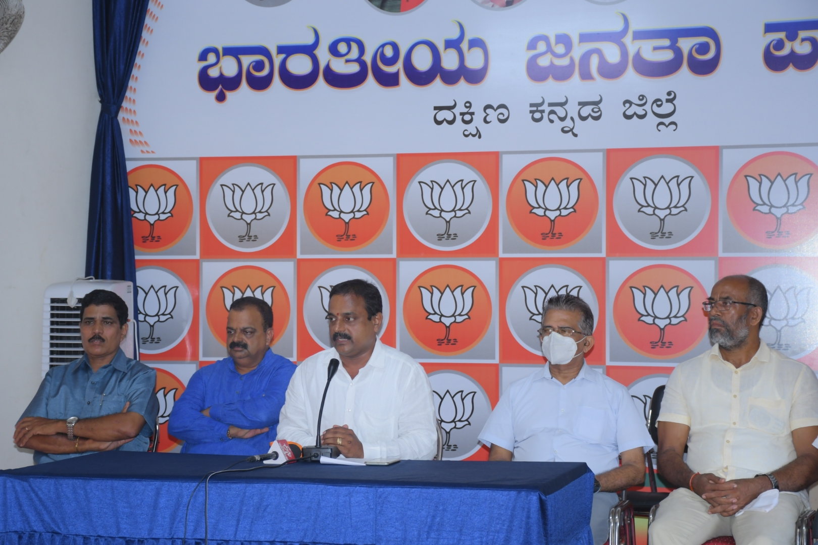 ಮಂಗಳೂರು ವಿಮಾನ ನಿಲ್ದಾಣದ ಹೆಸರಿನಲ್ಲಿ ಕಾಂಗ್ರೆಸ್‌ನಿಂದ ಜಾತಿ ರಾಜಕಾರಣ: ಬಿಜೆಪಿ