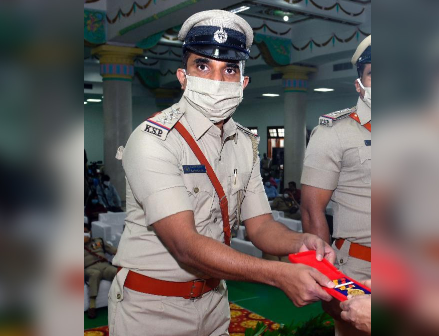 ಪೊಲೀಸ್ ಇನ್ಸ್ ಪೆಕ್ಟರ್ ರಫೀಕ್ ಕೆ.ಎಂ. ರಿಗೆ ಮುಖ್ಯಮಂತ್ರಿಗಳ ಚಿನ್ನದ ಪದಕ ಪ್ರದಾನ