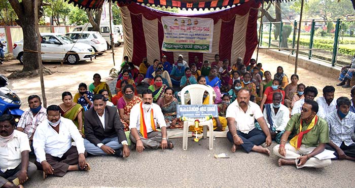 ನಿವೇಶನ ರಹಿತರಿಂದ ಡಿಸಿ ಕಚೇರಿ ಬಳಿ ಮತ್ತೆ ಆಹೋರಾತ್ರಿ ಸತ್ಯಾಗ್ರಹ ಅರಂಭ