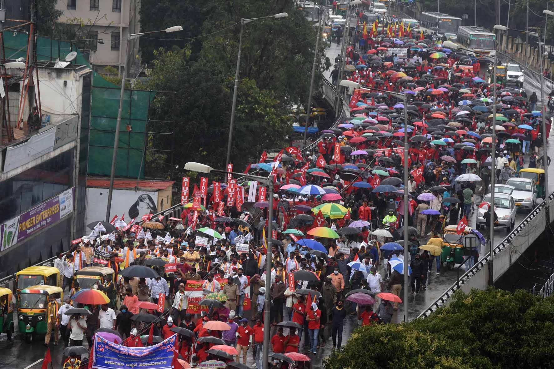 ಕೇಂದ್ರದ ಕಾರ್ಮಿಕ ಕಾಯ್ದೆಗಳನ್ನು ಖಂಡಿಸಿ ವಿವಿಧ ಕಾರ್ಮಿಕ ಸಂಘಟನೆಗಳಿಂದ ಪ್ರತಿಭಟನೆ