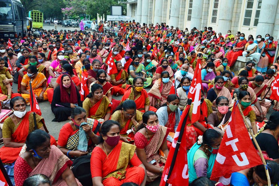 ಕಾರ್ಮಿಕ, ರೈತ ವಿರೋಧಿ ನೀತಿ ಖಂಡಿಸಿ ಮಂಡ್ಯದಲ್ಲಿ ಬೃಹತ್ ಪ್ರತಿಭಟನೆ