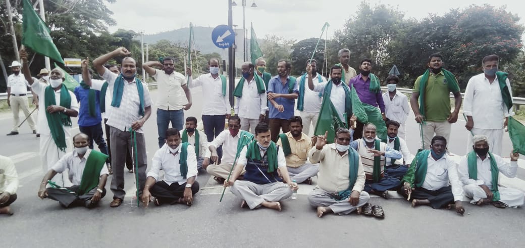 ಮೈಸೂರು: ದಿಲ್ಲಿಯಲ್ಲಿ ರೈತರ ಮೇಲಿನ ಬಲಪ್ರಯೋಗ ಖಂಡಿಸಿ ರಸ್ತೆ ತಡೆ, ಪ್ರತಿಭಟನೆ