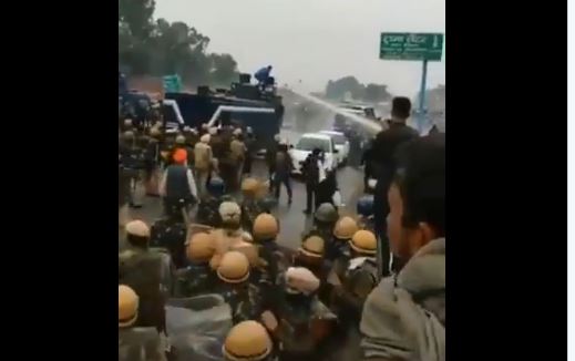 ರೈತರ ಮೇಲೆ ಪ್ರಯೋಗಿಸುತ್ತಿದ್ದ ಜಲಫಿರಂಗಿಯನ್ನು ತಡೆದ ಯುವಕನ ವಿರುದ್ಧ ಕೊಲೆಯತ್ನ ಪ್ರಕರಣ