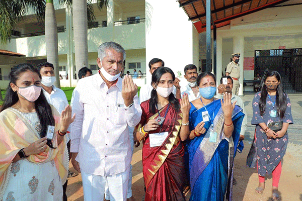 ಆರ್.ಆರ್.ನಗರ, ಶಿರಾ ಉಪಚುನಾವಣೆ: ಮತದಾನ ಬಿರುಸು