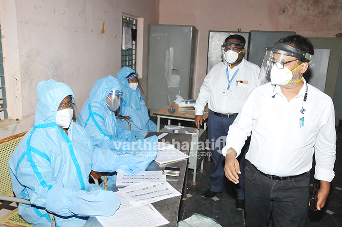 ವಿಧಾನಸಭಾ ಉಪಚುನಾವಣೆ: ಮತ ಚಲಾಯಿಸಿದ ಕೊರೋನ ಸೋಂಕಿತರು