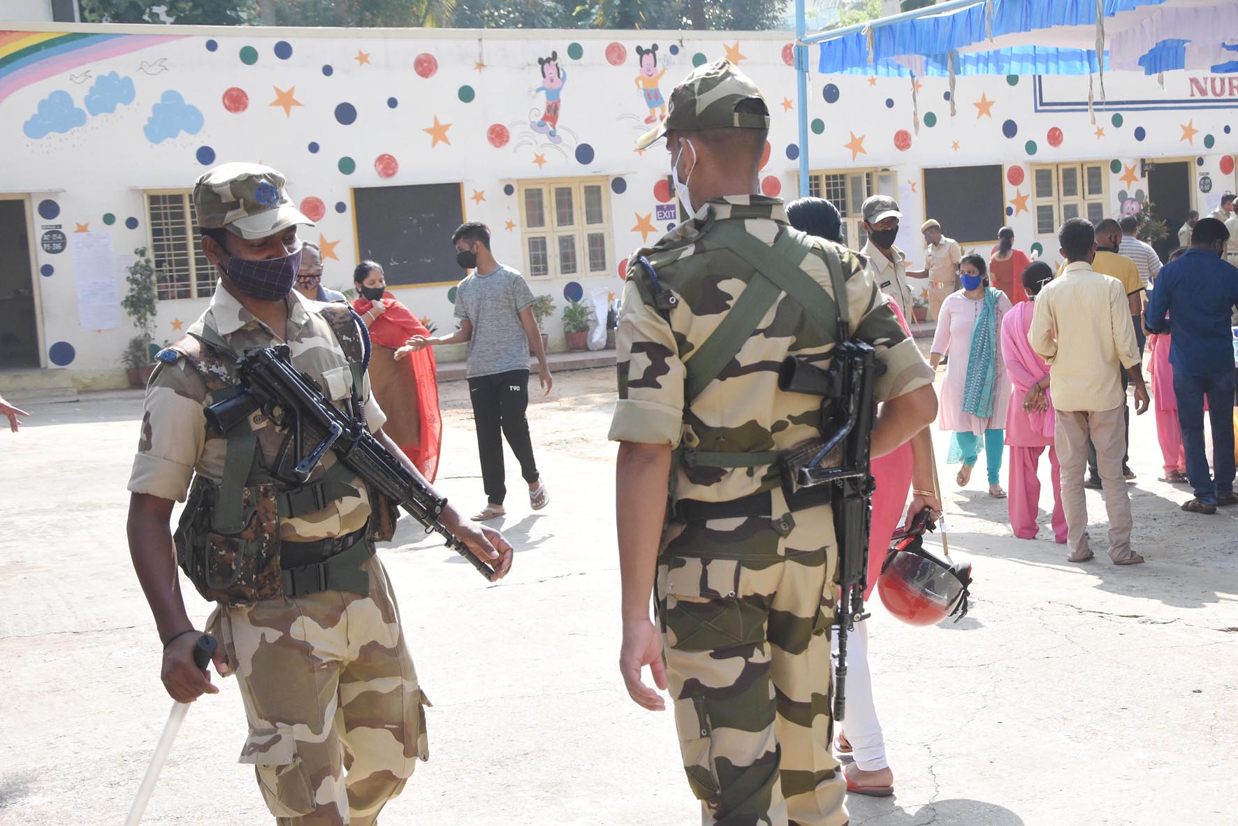 ಮತದಾನ ಕೇಂದ್ರಗಳ ಬಳಿ ಕೋವಿಡ್ ನಿಯಮಗಳ ಉಲ್ಲಂಘನೆ