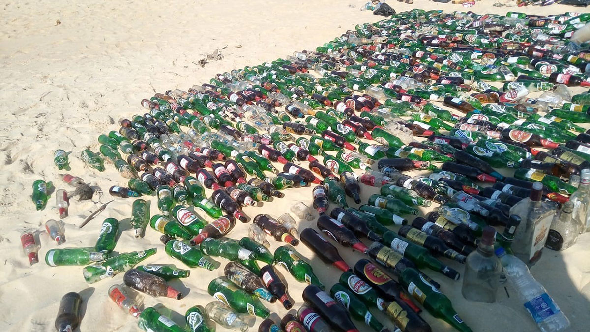 ಹೂಡೆ ಕಡಲತೀರದಲ್ಲಿ ನೂರಾರು ಮದ್ಯದ ಬಾಟಲಿ, ಕೆಜಿಗಟ್ಟಲೆ ಕಸ !