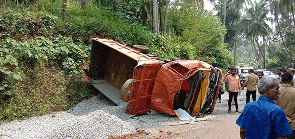 ಪುಣಚ: ಜಲ್ಲಿ ಸಾಗಾಟದ ಟಿಪ್ಪರ್ ಪಲ್ಟಿ; ಚಾಲಕ ಸ್ಥಳದಲ್ಲೇ ಮೃತ್ಯು