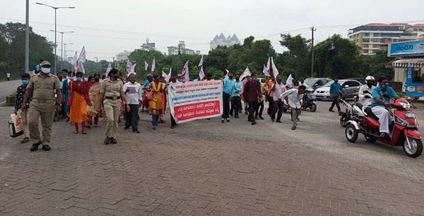 ಉಡುಪಿ: ಎಂಡೋಸಲ್ಫಾನ್ ಪೀಡಿತರ ಪುನರ್ವಸತಿ ಕೇಂದ್ರಕ್ಕೆ ಅನುದಾನ ಒದಗಿಸಲು ಆಗ್ರಹಿಸಿ ಧರಣಿ