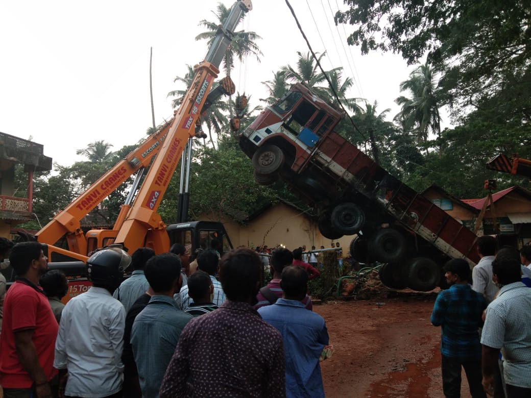 ಕಾರ್ಕಳ: ಬಾವಿಗೆ ಬಿದ್ದ ಗೊಬ್ಬರ ತುಂಬಿದ್ದ ಲಾರಿ
