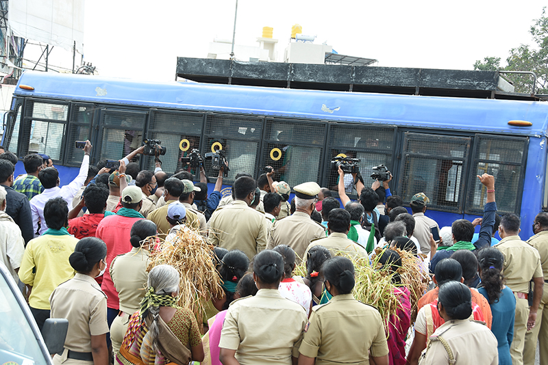 ತುಮಕೂರು : ಕೇಂದ್ರದ ರೈತ ಕಾಯ್ದೆ ವಿರೋಧಿಸಿ ಪ್ರತಿಭಟನೆ