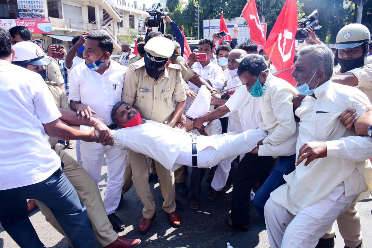 ರೈತ-ಕಾರ್ಮಿಕ ವಿರೋಧಿ ಸುಗ್ರಿವಾಜ್ಞೆ ಖಂಡಿಸಿ ರೈತರಿಂದ ರಸ್ತೆ ತಡೆದು ಪ್ರತಿಭಟನೆ: ಹಲವರ ಬಂಧನ