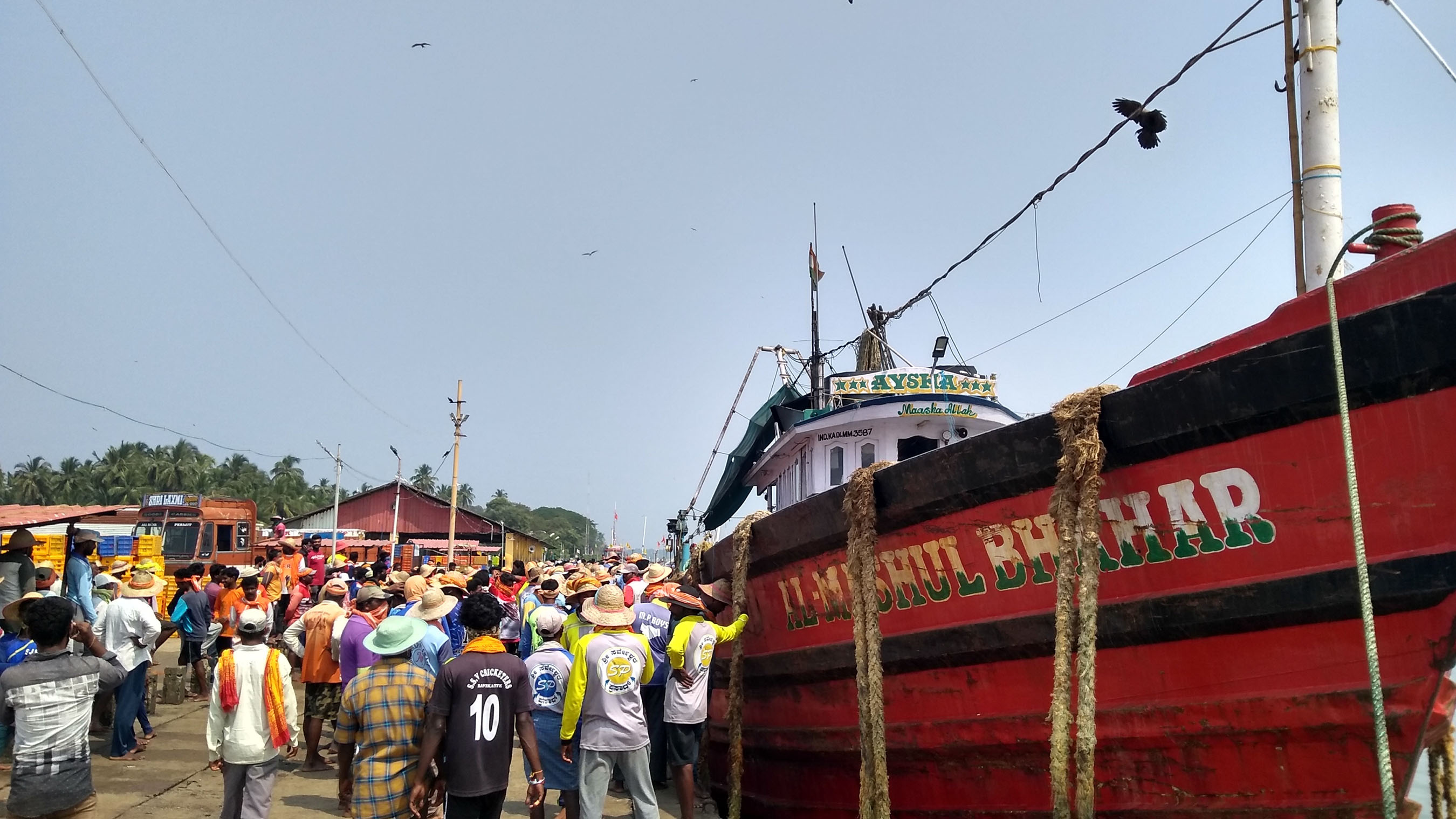 ಗಂಗೊಳ್ಳಿ : ಬುಲ್‌ಟ್ರಾಲ್ ಮೀನುಗಾರಿಕೆ ನಡೆಸುತಿದ್ದ ಬೋಟು ವಶಕ್ಕೆ