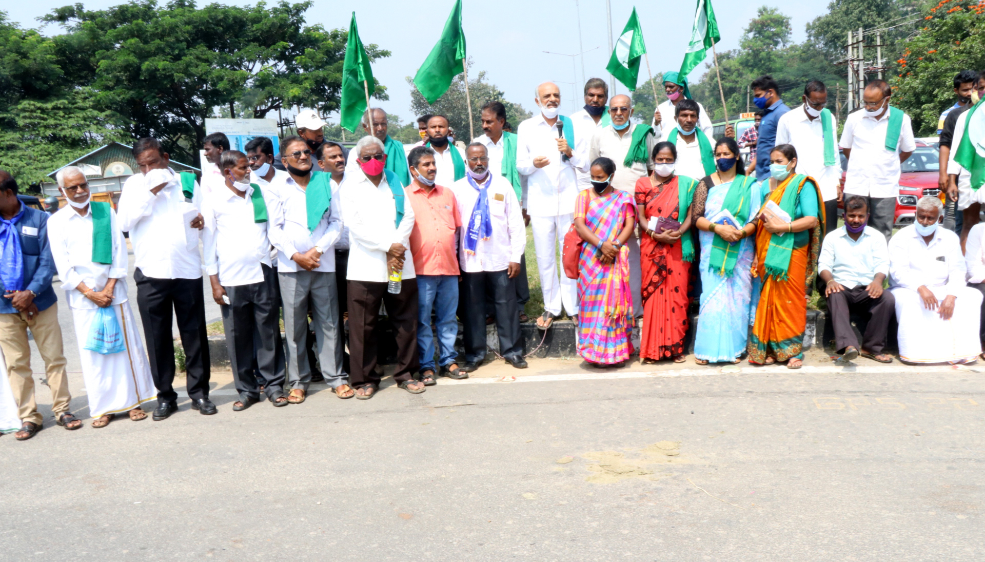 ಶಿವಮೊಗ್ಗ: ಕೃಷಿ ಮಸೂದೆ ವಿರೋಧಿಸಿ ರೈತರಿಂದ ಹೆದ್ದಾರಿ ಬಂದ್