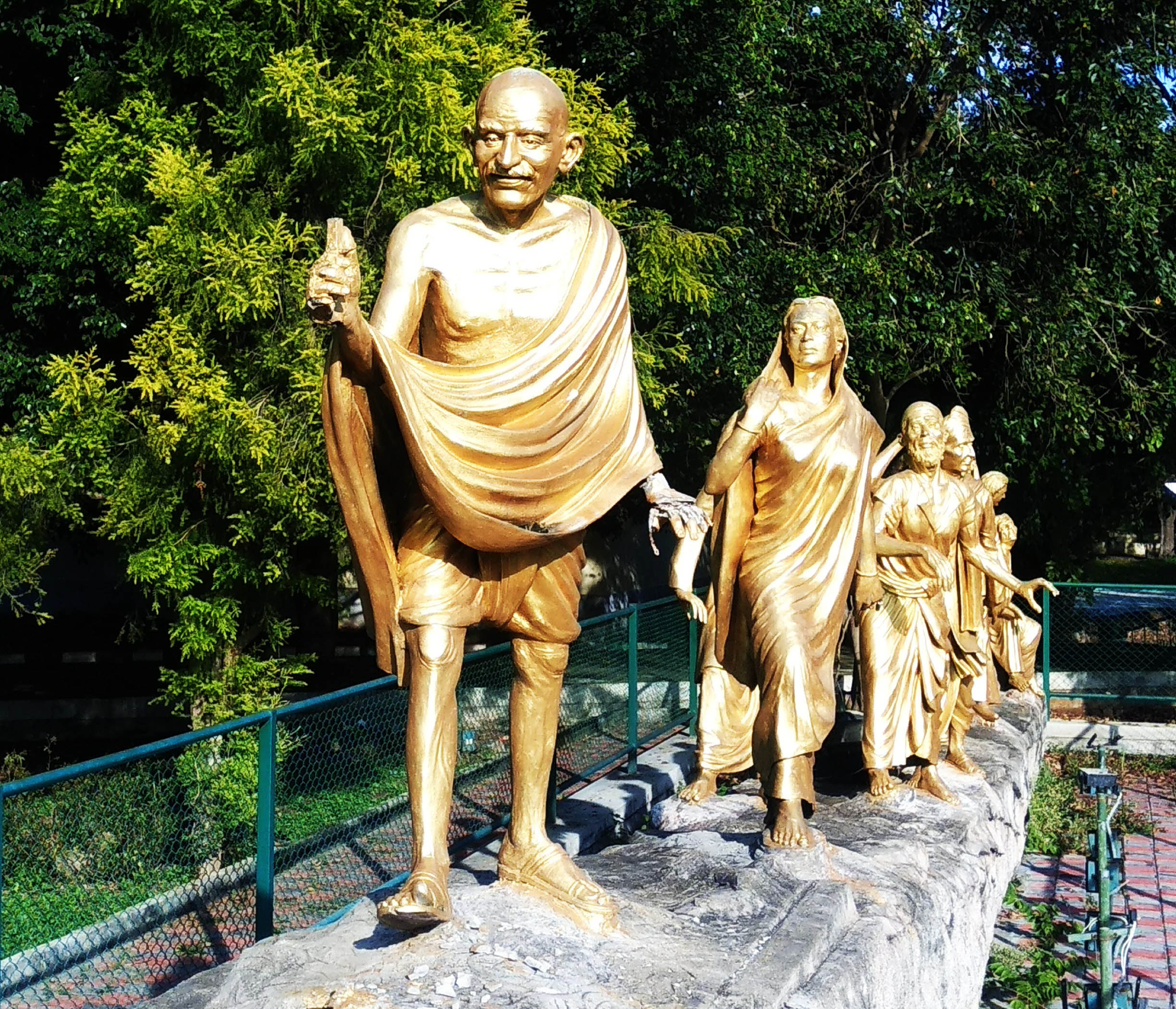 ಮೈಸೂರು: ಮಹಾತ್ಮ ಗಾಂಧೀಜಿ ಪ್ರತಿಮೆಯನ್ನು ಹಾನಿಗೊಳಿಸಿದ ಕಿಡಿಗೇಡಿಗಳು