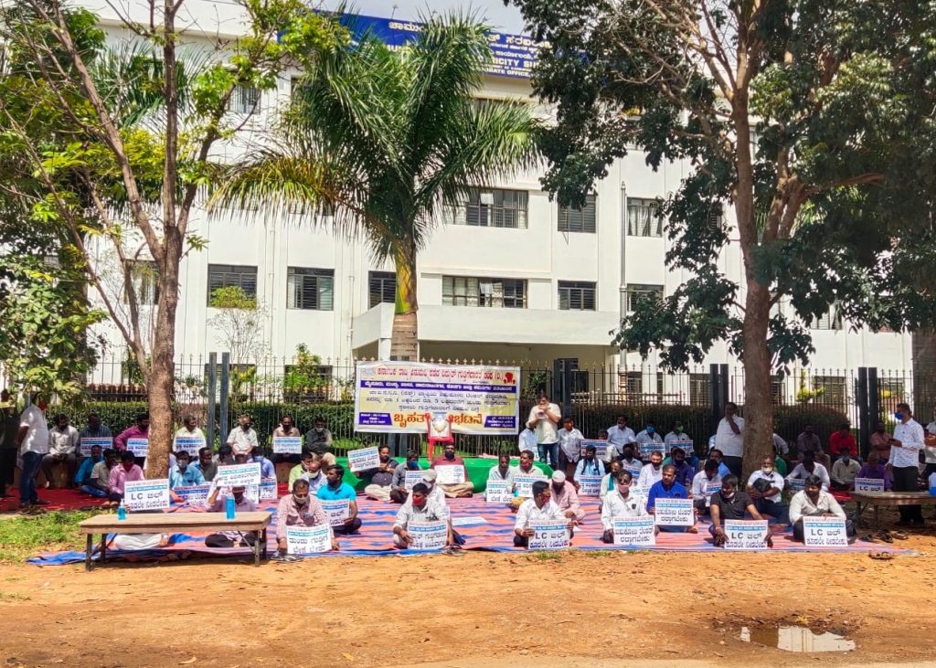 ಬಹುಕೋಟಿ ಟೆಂಡರ್ ರದ್ದು ಮಾಡಲು ಒತ್ತಾಯಿಸಿ ವಿದ್ಯುತ್ ಗುತ್ತಿಗೆದಾರರ ಧರಣಿ