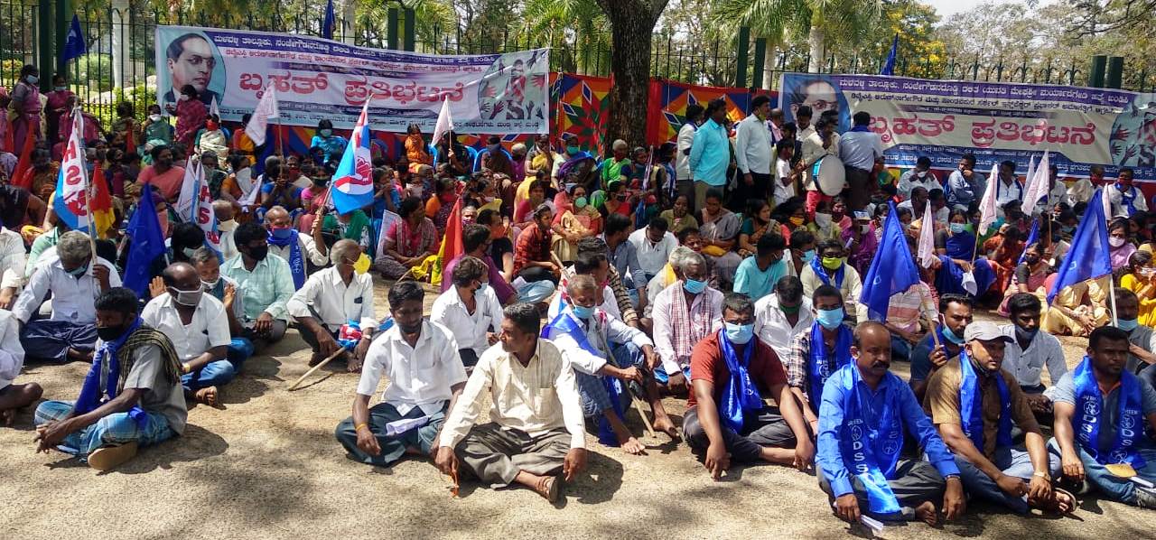 ದಲಿತ ಯುವತಿಯ ಮರ್ಯಾದೆ ಹತ್ಯೆ ಪ್ರಕರಣ: ಡಿವೈಎಸ್ಪಿ, ಸಿಪಿಐ ಅಮಾನತಿಗೆ ಒತ್ತಾಯಿಸಿ ಧರಣಿ