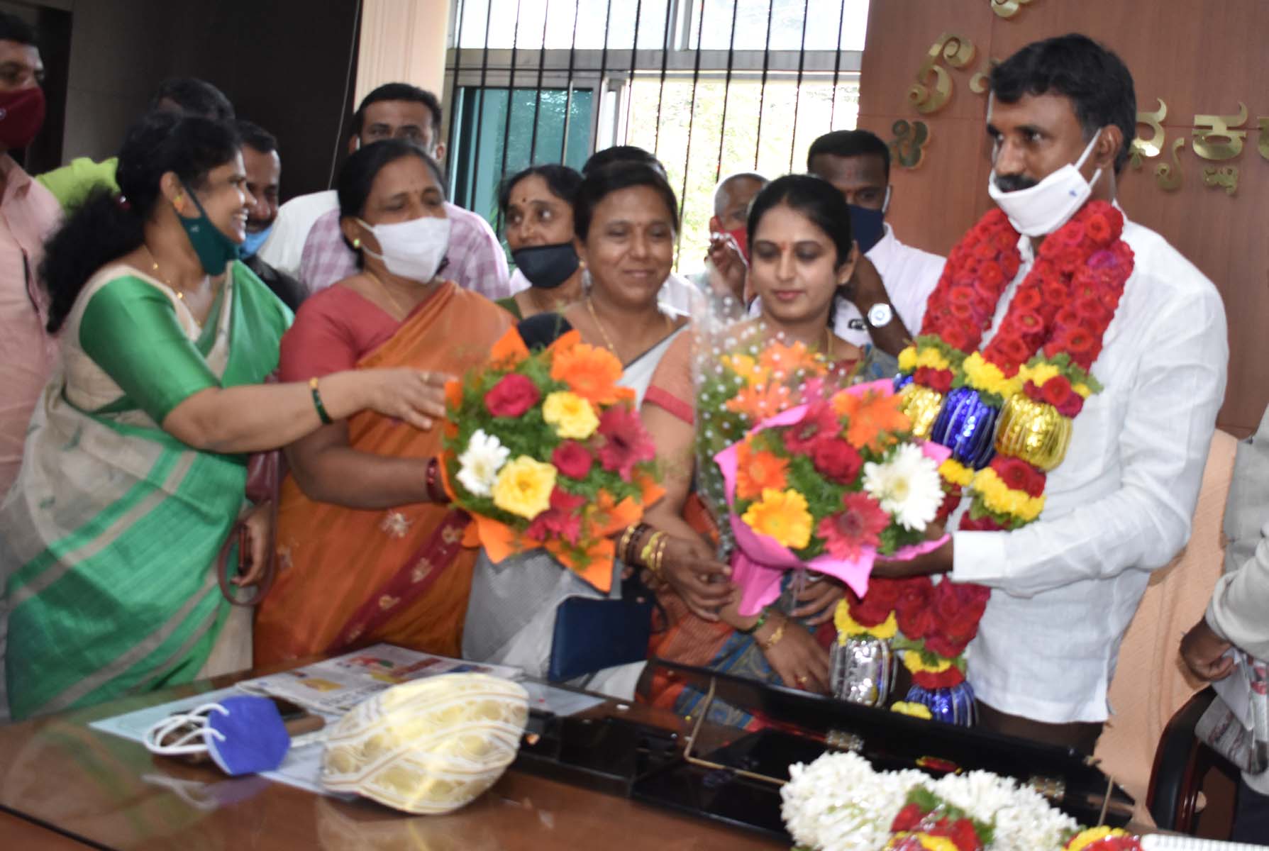 ಮಂಡ್ಯ ಜಿ.ಪಂ.ನಲ್ಲಿ ಹೈಡ್ರಾಮ: ಪ್ರಭಾರ ಅಧ್ಯಕ್ಷರಾಗಿ ಸ್ಥಾಯಿ ಸಮಿತಿ ಅಧ್ಯಕ್ಷ ಅಶೋಕ್ ಪೀಠ ಅಲಂಕಾರ