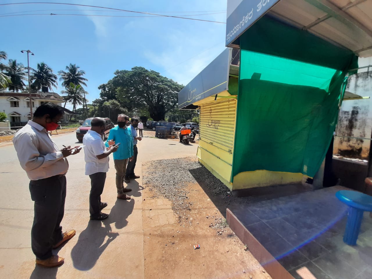 ಮಂಗಳೂರು: ಅನಧಿಕೃತ ವಾಣಿಜ್ಯ ಮಳಿಗೆಗಳಿಗೆ ಮೇಯರ್ ತಂಡ ದಾಳಿ