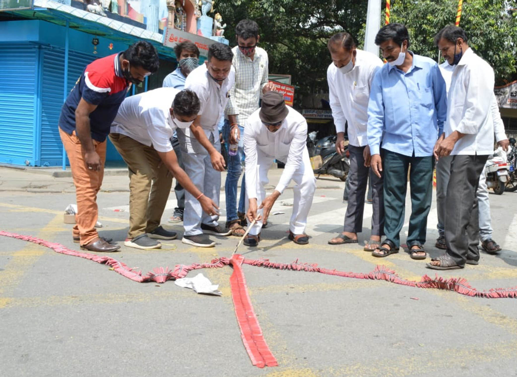 ಬೆಂಗಳೂರು: ಪಟಾಕಿ ನಿಷೇಧದ ವಿರುದ್ಧ ಪಟಾಕಿ ಸಿಡಿಸುವ ಮೂಲಕ ಪ್ರತಿಭಟನೆ