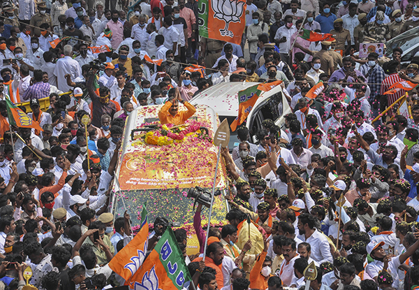 ಬಿಜೆಪಿಯ ‘ವೇಲ್ ಯಾತ್ರೆ’ಯಿಂದ ಟ್ರಾಫಿಕ್ ಜಾಮ್: ಅರ್ಧ ಗಂಟೆ ರಸ್ತೆಯಲ್ಲಿ ಸಿಲುಕಿಕೊಂಡ ಆ್ಯಂಬುಲೆನ್ಸ್