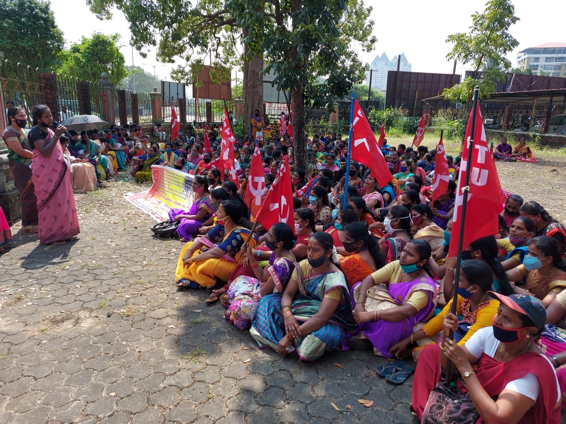 ಉಡುಪಿ: ವಿವಿಧ ಬೇಡಿಕೆ ಈಡೇರಿಕೆಗೆ ಆಗ್ರಹಿಸಿ ಅಂಗನವಾಡಿ, ಬಿಸಿಯೂಟ ನೌಕರರಿಂದ ಧರಣಿ