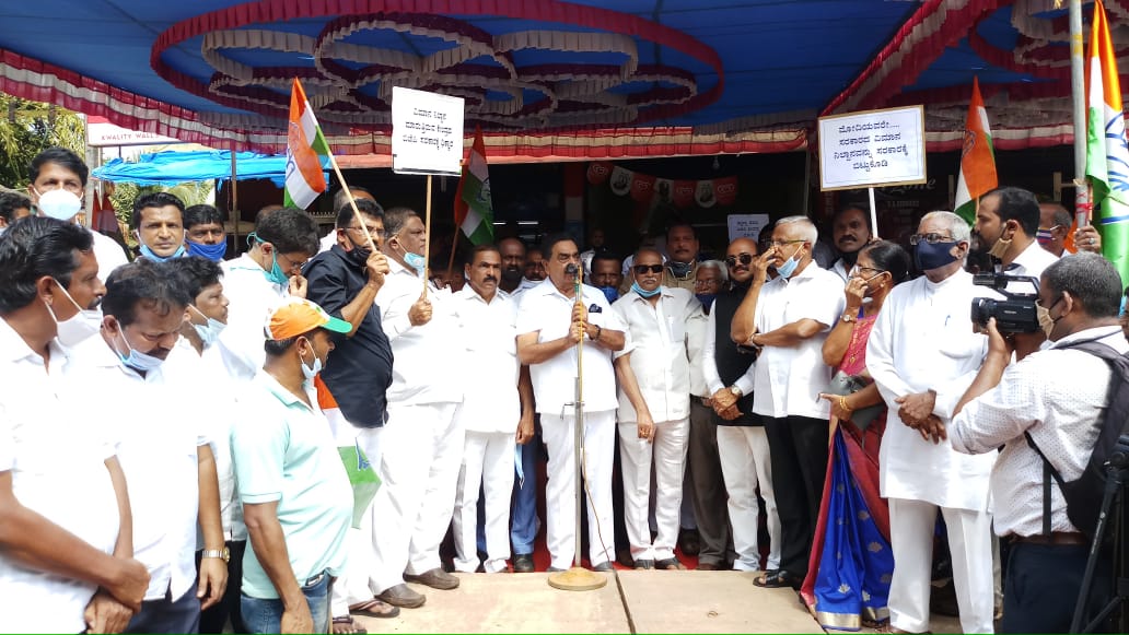 ಮಂಗಳೂರು ವಿಮಾನ ನಿಲ್ದಾಣ ಖಾಸಗೀಕರಣ ವಿರೋಧಿಸಿ ಕಾಂಗ್ರೆಸ್ ಪ್ರತಿಭಟನೆ