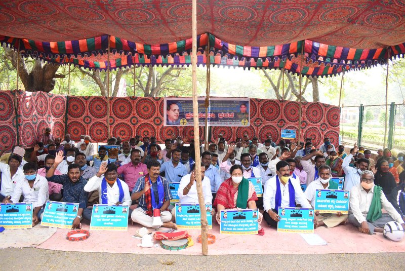 ದಲಿತ ಯುವತಿಯ ಹತ್ಯೆ ಪ್ರಕರಣ: ಆರೋಪಿಗಳ ಬಂಧನ, ಡಿವೈಎಸ್ಪಿ ಅಮಾನತಿಗೆ ಒತ್ತಾಯಿಸಿ ಧರಣಿ