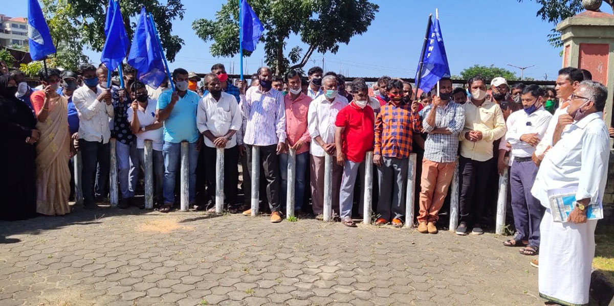 ಮೀನುಗಾರರ, ಮೀನು ಕಾರ್ಮಿಕರ ಬೇಡಿಕೆ ಈಡೇರಿಕೆಗೆ ಆಗ್ರಹಿಸಿ ಧರಣಿ