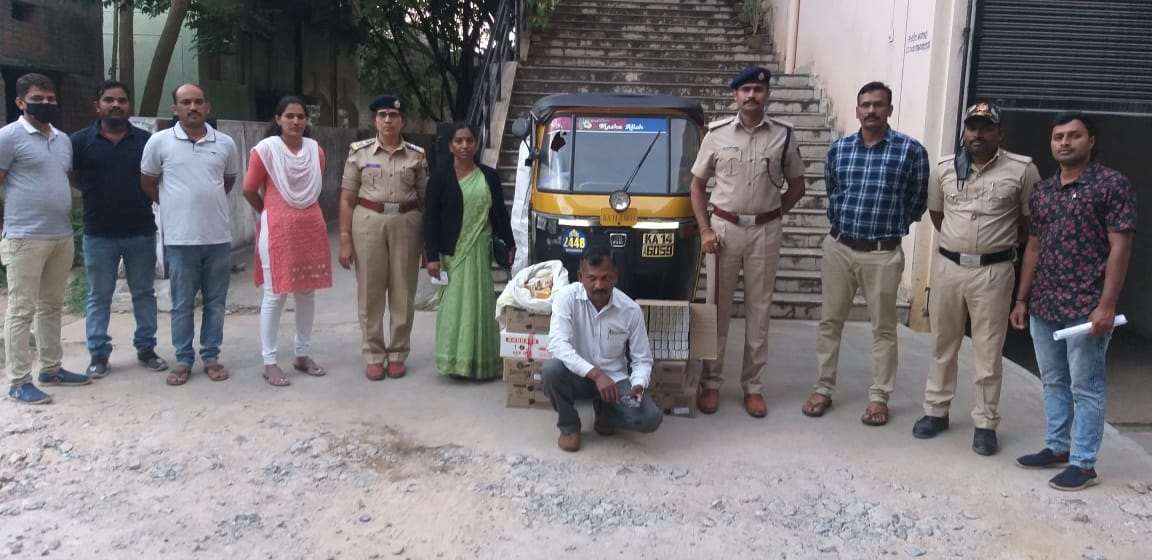 ಅಕ್ರಮ ಮದ್ಯ ಸಾಗಿಸುತ್ತಿದ್ದ ವ್ಯಕ್ತಿಯ ಬಂಧನ, ಆಟೋ ಜಪ್ತಿ