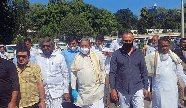 ರೈತರ ಹೋರಾಟಕ್ಕೆ ಬೆಂಬಲ: ಸಿದ್ದರಾಮಯ್ಯ ನೇತೃತ್ವದಲ್ಲಿ ಕಾಂಗ್ರೆಸ್ ಶಾಸಕರಿಂದ ಫ್ರೀಡಂ ಪಾರ್ಕ್‌ಗೆ ಪಾದಯಾತ್ರೆ