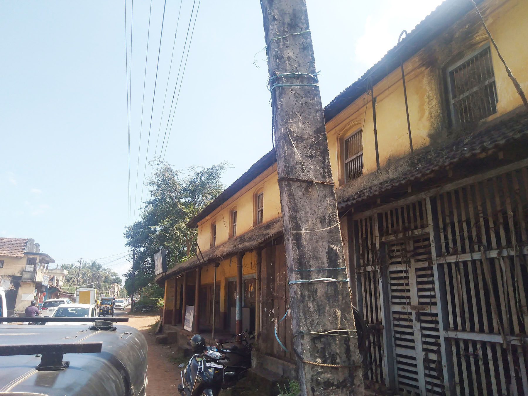 ಶಿಥಿಲಗೊಂಡ ಹಳೆ ಕಟ್ಟಡ ತೆರವಿಗೆ ಆಗ್ರಹ !