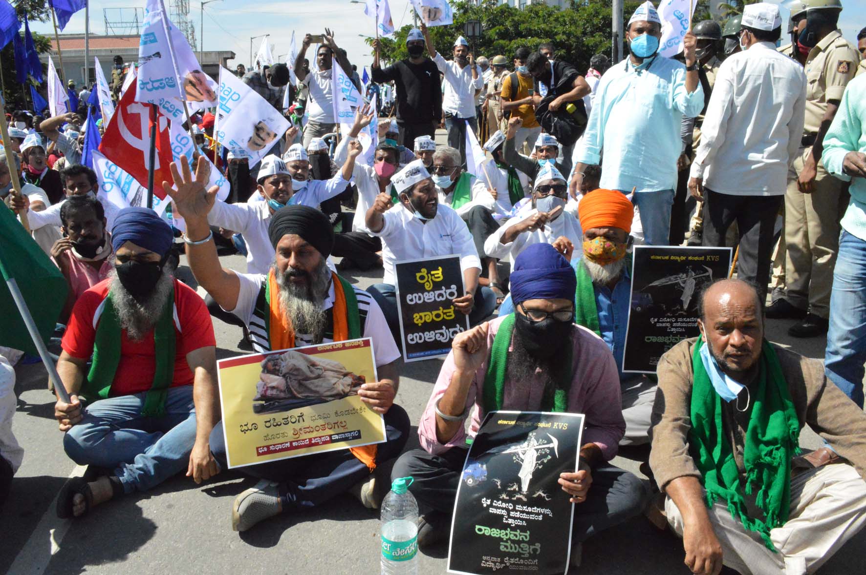 ವಿವಾದಿತ ಮಸೂದೆಗಳ ವಿರುದ್ಧ ರೈತರ ಆಕ್ರೋಶ