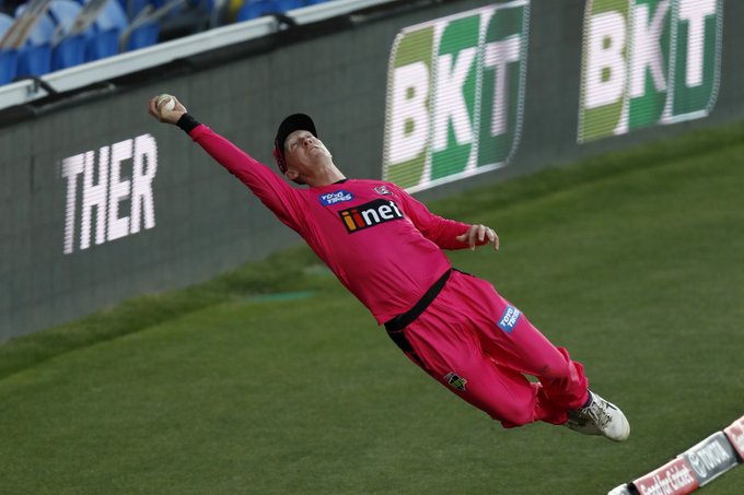 ಸೂಪರ್ ಮ್ಯಾನ್ ರೀತಿ ಹಾರಿ ಆರು ರನ್ ಉಳಿಸಿದ ಫೀಲ್ಡರ್: ವೀಡಿಯೊ ವೈರಲ್