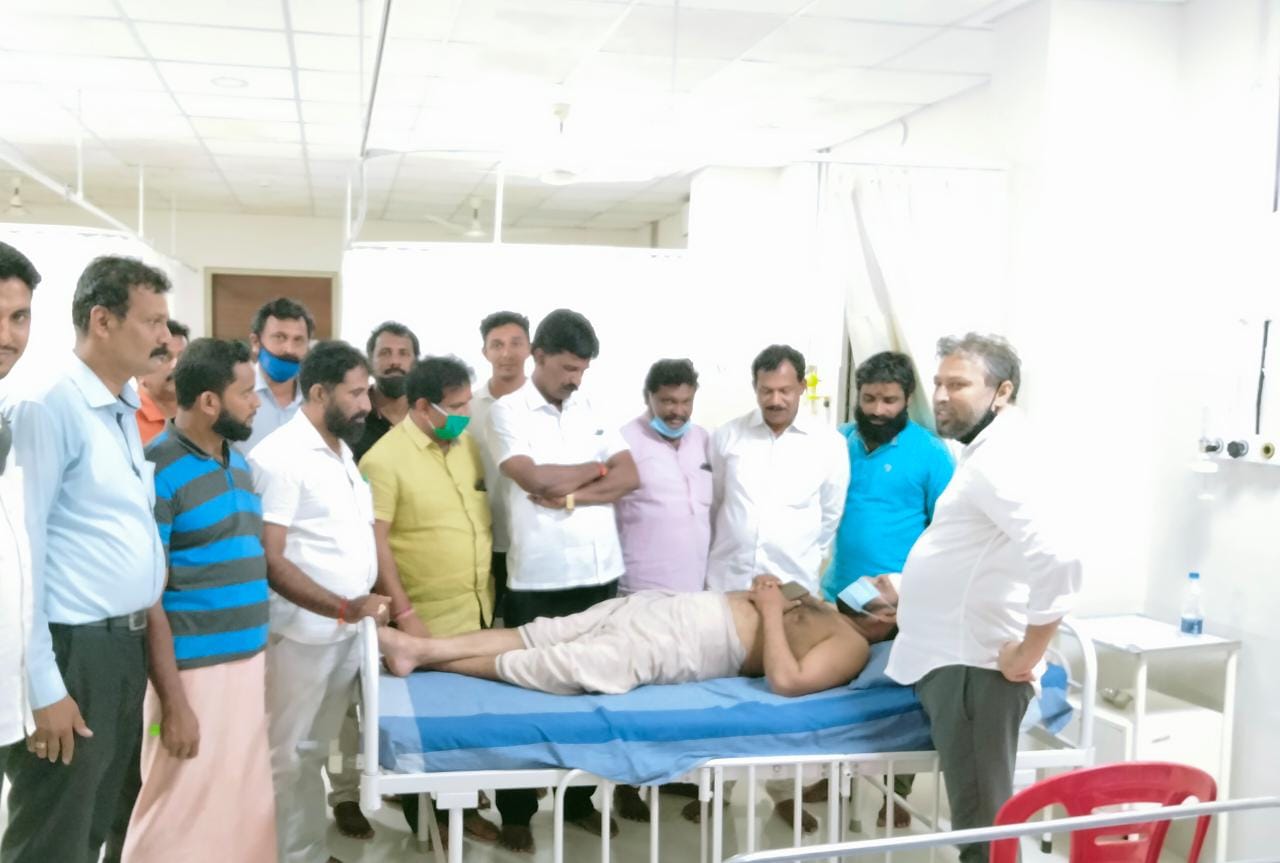 ಕೊಲೆಯತ್ನ ಪ್ರಕರಣದ ಆರೋಪಿಗಾಗಿ ಶೋಧ: ಆಸ್ಪತ್ರೆಗೆ ಬಿಜೆಪಿ ಮುಖಂಡರ ಭೇಟಿ