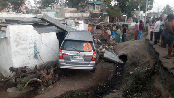 ಮನೆಗೆ ನುಗ್ಗಿದ ಕಾರು: ಓರ್ವ ಮೃತ್ಯು, ನಾಲ್ವರು ಗಂಭೀರ