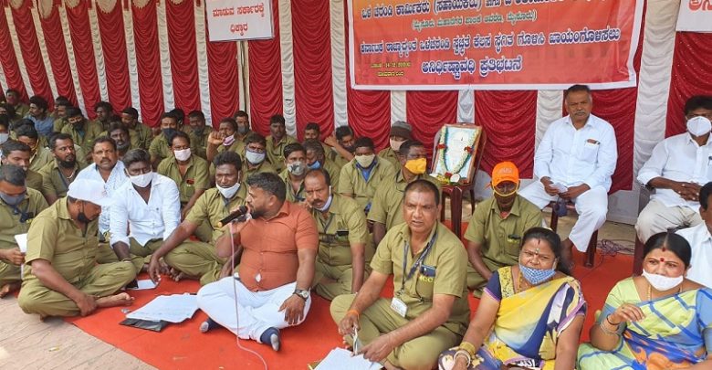 ಒಳಚರಂಡಿ ಕಾರ್ಮಿಕರನ್ನು ಖಾಯಂ ಮಾಡುವಂತೆ ಒತ್ತಾಯಿಸಿ ಪೌರಕಾರ್ಮಿಕರ ಧರಣಿ