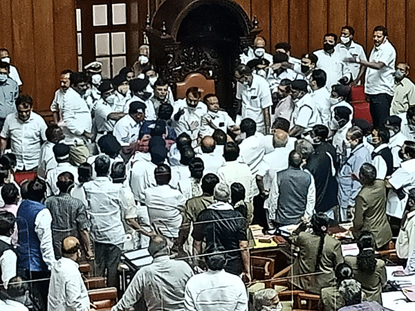 ಪರಿಷತ್‌ನಲ್ಲಿ ಗದ್ದಲ, ಕೋಲಾಹಲ: ರಾಜ್ಯಪಾಲರ ಮೊರೆಹೋಗಲು ಬಿಜೆಪಿ ಚಿಂತನೆ