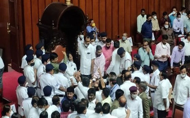 ಮೇಲ್ಮನೆಯಲ್ಲಿ ಕೋಲಾಹಲ: ಸದನದಲ್ಲೇ ಆಹೋರಾತ್ರಿ ಧರಣಿ ನಡೆಸಲು ಕಾಂಗ್ರೆಸ್ ತೀರ್ಮಾನ