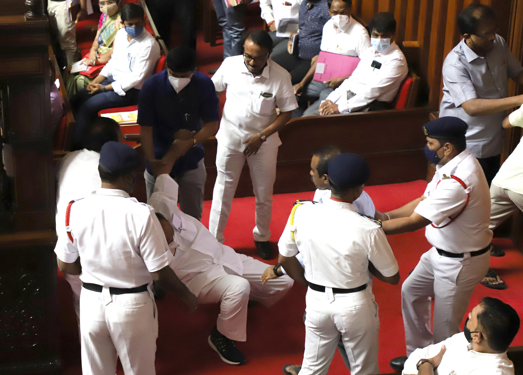 ವಿಧಾನ ಪರಿಷತ್ ನಲ್ಲಿ ಗದ್ದಲ: ತಳ್ಳಿದ ರವಿಕುಮಾರ್, ಬಿದ್ದ ಹರೀಶ್ ಕುಮಾರ್