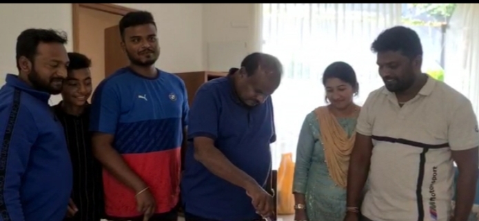 ಚಿಕ್ಕಮಗಳೂರಿನ ರೆಸಾರ್ಟ್ ನಲ್ಲಿ ಹುಟ್ಟುಹಬ್ಬ ಆಚರಿಸಿದ ಕುಮಾರಸ್ವಾಮಿ