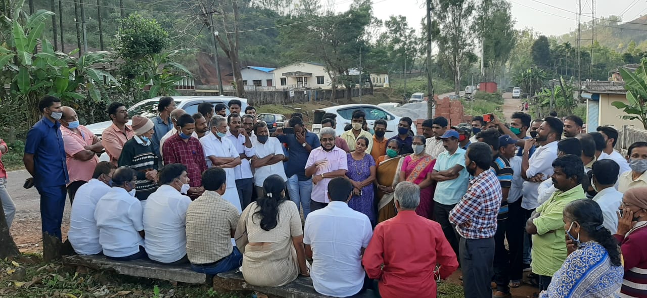 ಚುನಾವಣಾ ಪ್ರಚಾರಕ್ಕೆ ತೆರಳಿದ್ದ ಸಂಸದೆ ಶೋಭಾ ಸೇರಿ ಬಿಜೆಪಿ ಮುಖಂಡರಿಗೆ ಗ್ರಾಮಸ್ಥರ ತರಾಟೆ