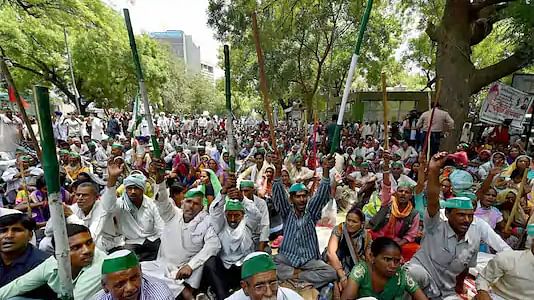 ಸಾಲ ತೀರಿಸಲಾಗದೆ ಆತ್ಮಹತ್ಯೆಗೈದ ರೈತರ ಪತ್ನಿಯರು, ತಾಯಂದಿರು ರೈತರ ಪ್ರತಿಭಟನೆಯಲ್ಲಿ ಭಾಗಿ