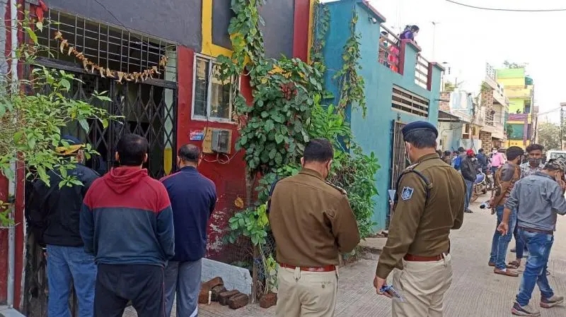 ಕಾನ್ಸ್‌ಟೇಬಲ್, ಪತ್ನಿ ಹತ್ಯೆ: ಮನೆ ಹೊರಗಡೆ ತಿರುಗಾಡುತ್ತಿದ್ದ ಪುತ್ರಿ ಮೇಲೆ ಶಂಕೆ