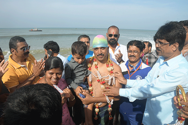 ಮಂಗಳೂರು: ಪದ್ಮಾಸನ ಹಾಕಿ ಕಾಲಿಗೆ ಸರಪಳಿ ಬಿಗಿದು ಸಮುದ್ರದಲ್ಲಿ ಈಜಿದ ಶಿಕ್ಷಕ!