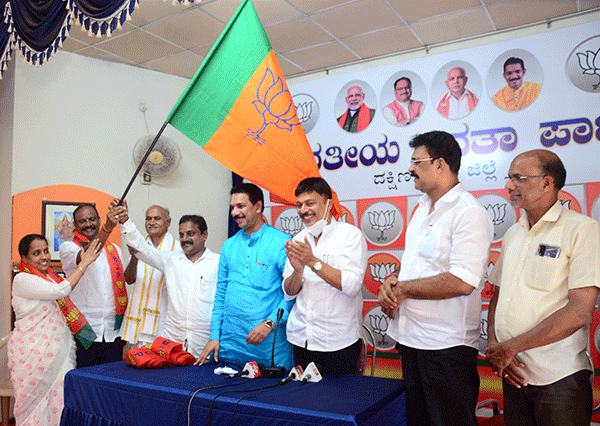 ಬಂಟ್ವಾಳ ತಾಪಂ, ಜಿಪಂ ಸದಸ್ಯರ ಸಹಿತ ಮೂವರು ಕಾಂಗ್ರೆಸ್ ಮುಖಂಡರು ಬಿಜೆಪಿ ಸೇರ್ಪಡೆ